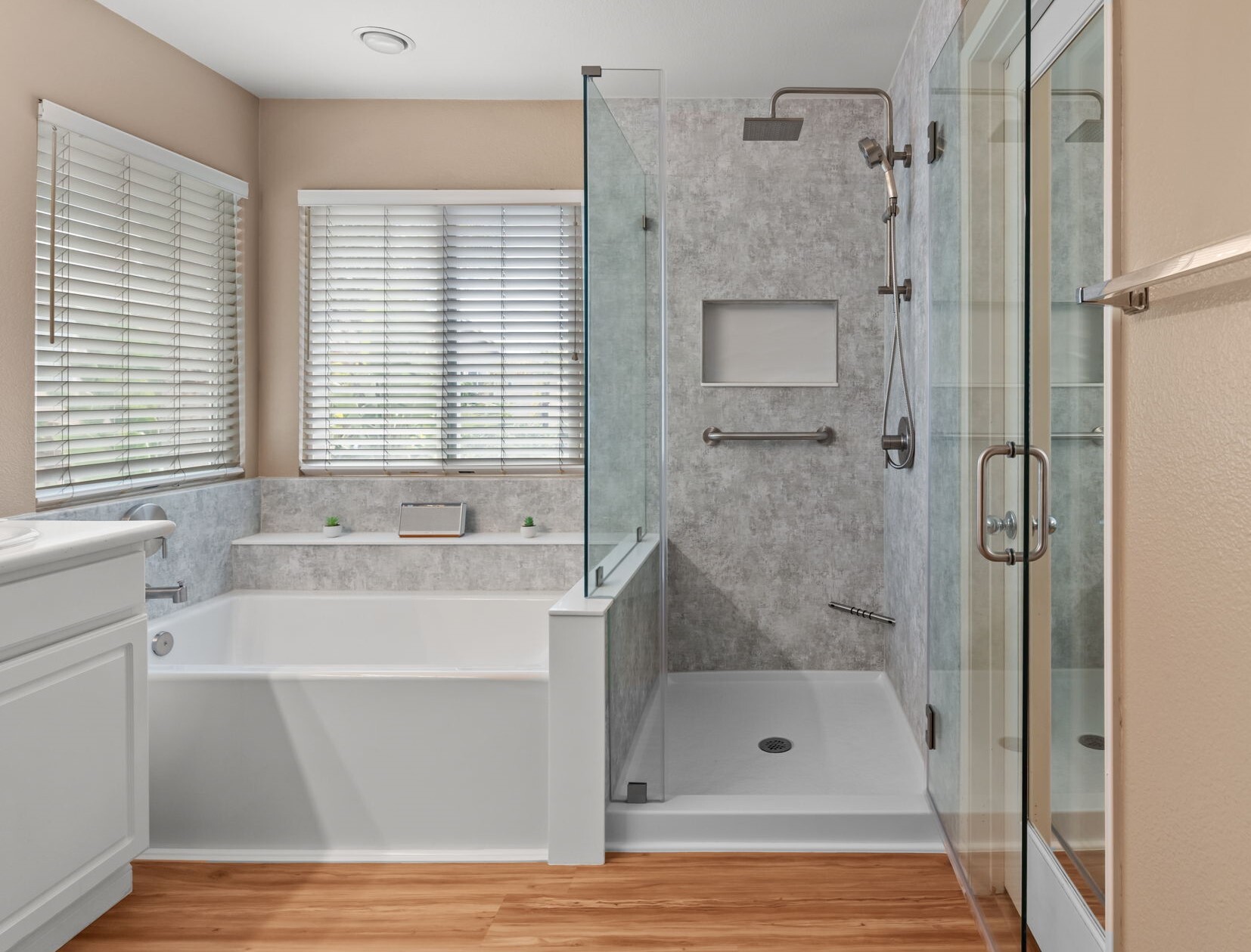 A bathroom with a Cali combo, consisting of a tub on the left side and a walk-in shower on the right