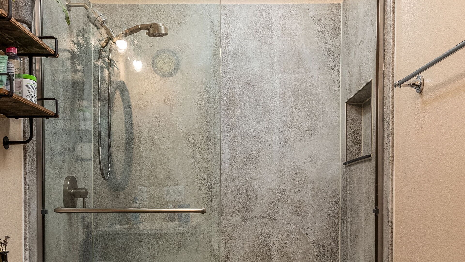 A remodeled walk-in shower with acrylic copolymer (BP-Cor2) walls in the look of concrete.
